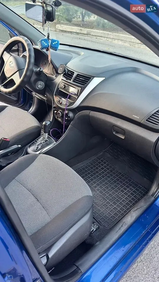 Hyundai Accent 2011 photo 4