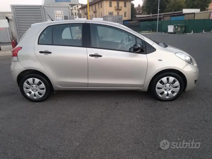 Toyota Yaris 2011 photo 3