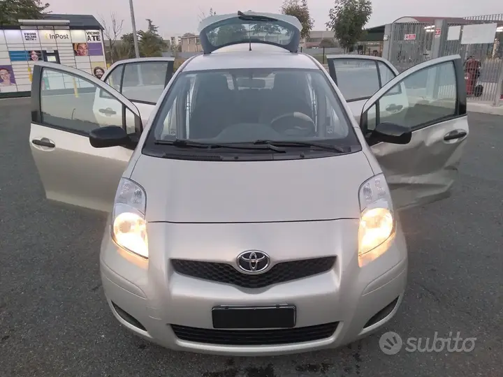 Toyota Yaris 2011 photo 2