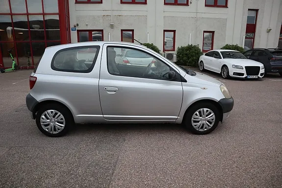 Toyota Yaris 2000 photo 2