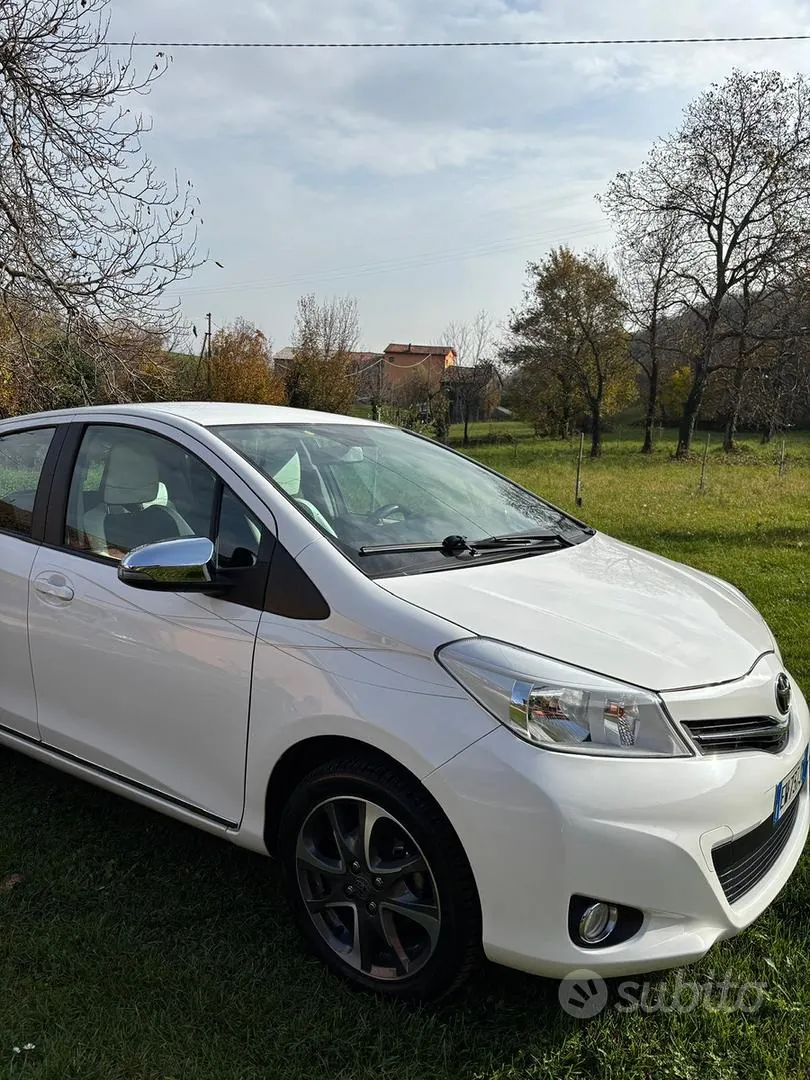 Toyota Yaris 2014 photo 2