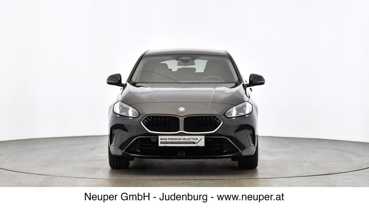 BMW 1 Series 2025 photo 2