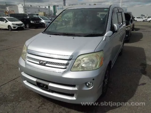 Toyota Noah 2005 photo 2