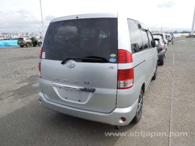 Toyota Noah 2005 photo 4