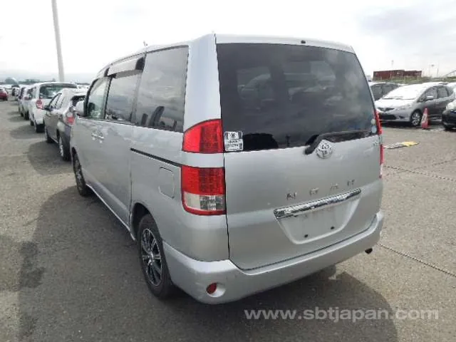 Toyota Noah 2005 photo 3
