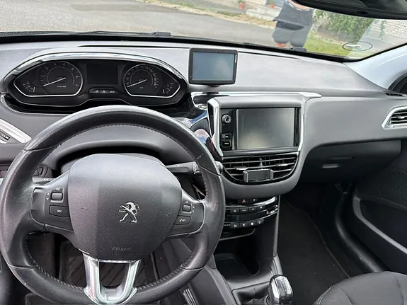 Peugeot 208 2015 photo 5