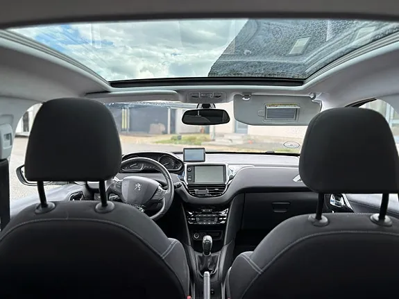 Peugeot 208 2015 photo 3