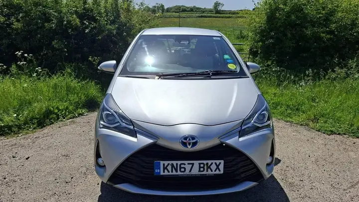 Toyota Yaris Hybrid 2017 photo 2