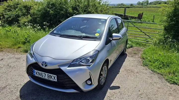 Toyota Yaris Hybrid 2017 photo 3