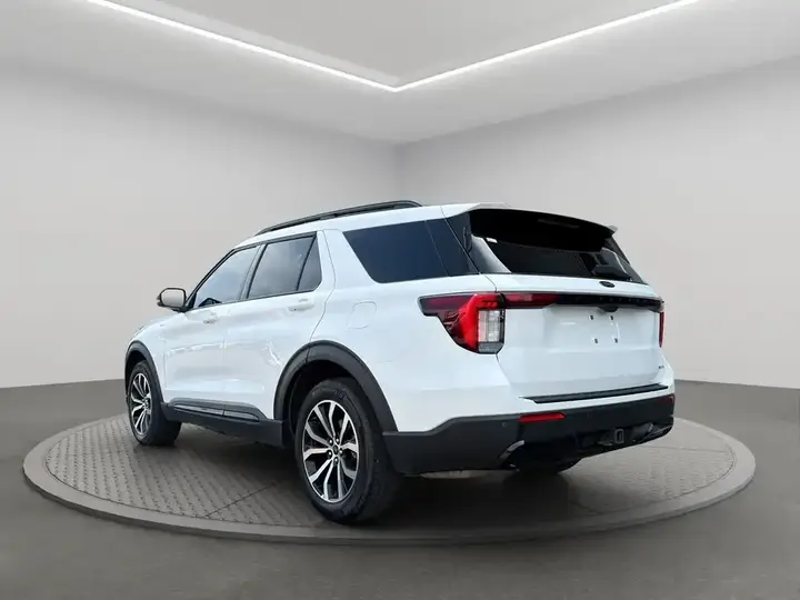 Ford Explorer 2025 photo 4