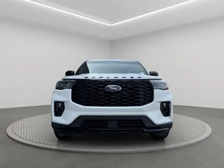 Ford Explorer 2025 photo 2