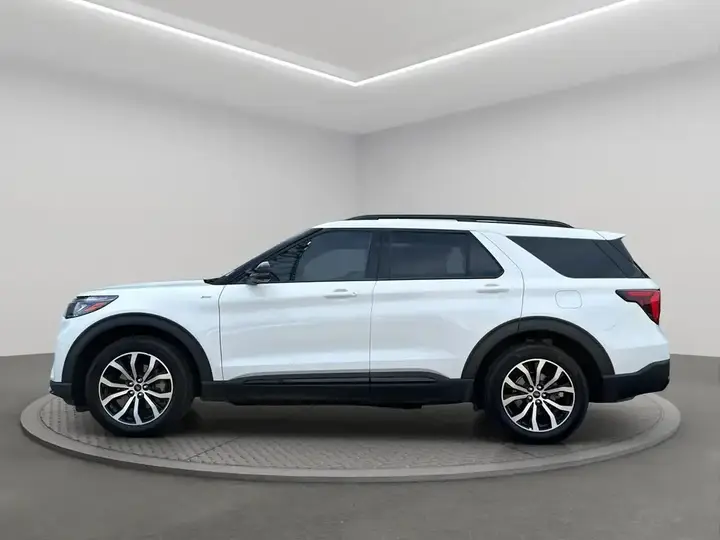 Ford Explorer 2025 photo 3