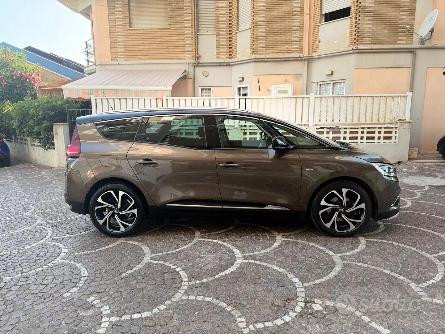 Renault Grand Scenic 2018 photo 3