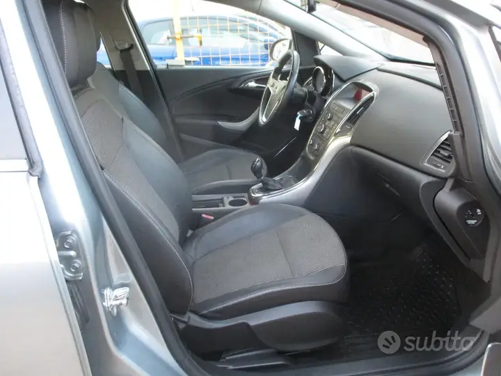Opel Astra 2011 photo 4