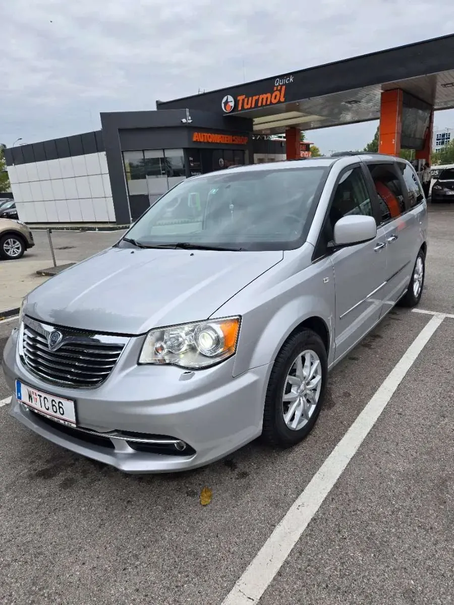 Lancia Voyager 2011 photo 3