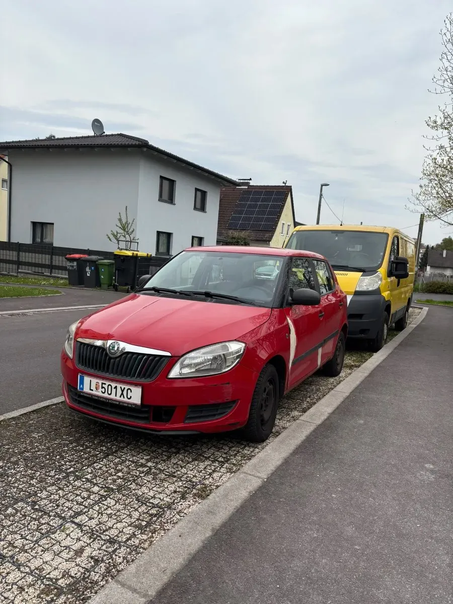 Skoda Fabia 2010 photo 2
