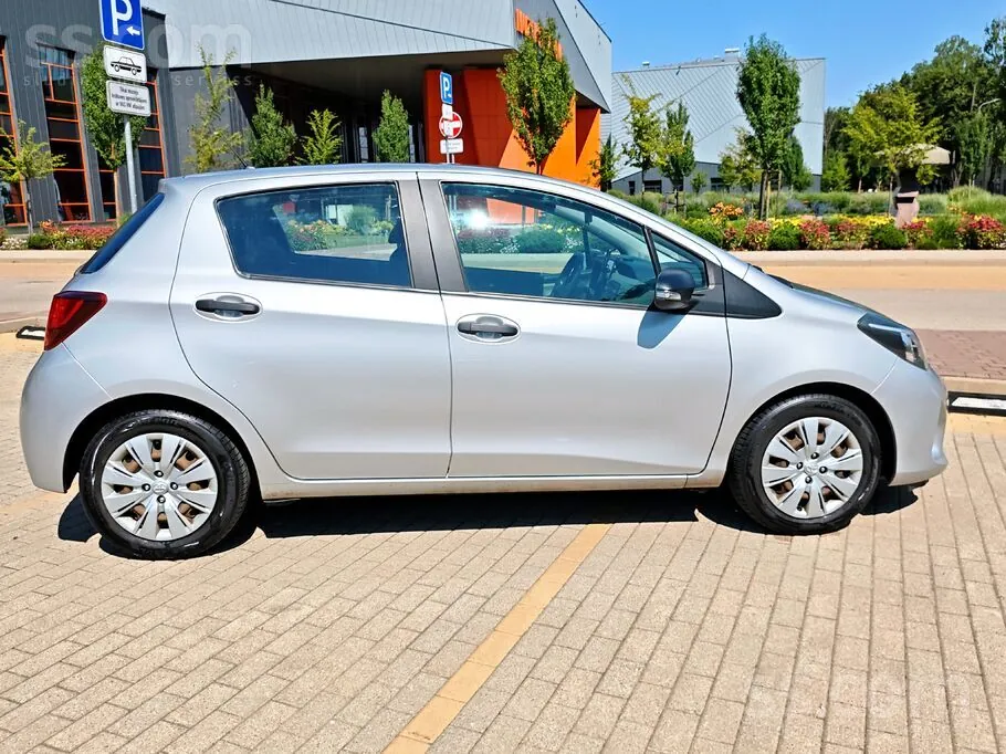 Toyota Yaris 2015 photo 2