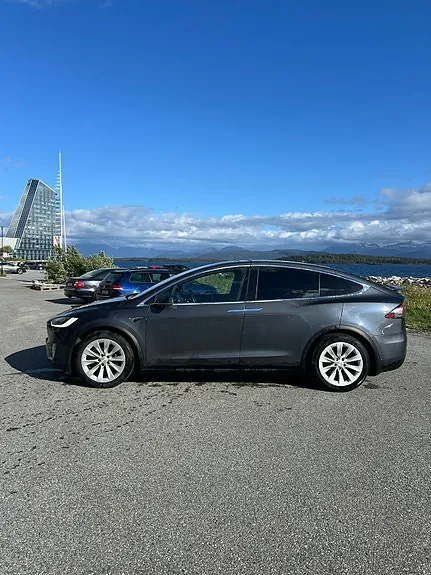 Tesla Model X 2017 photo 2