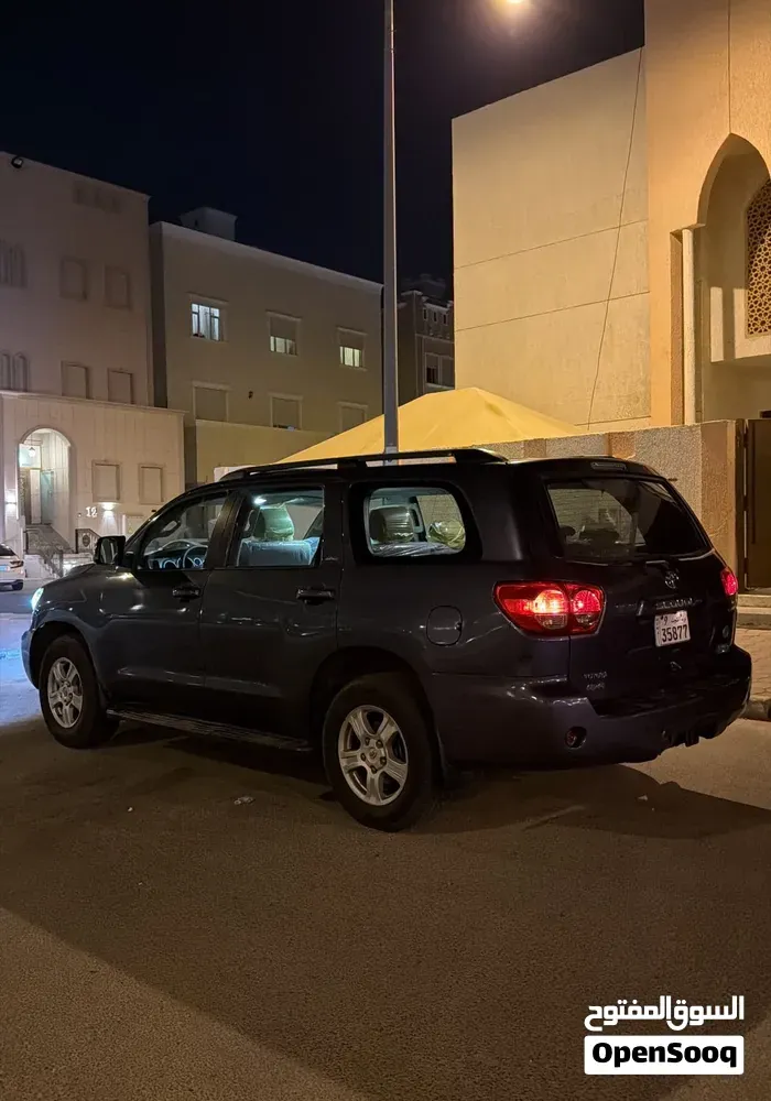 Toyota Sequoia 2010 photo 2