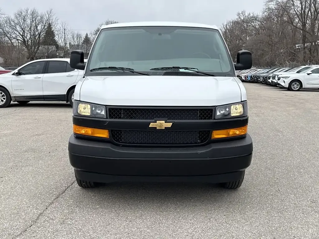 Chevrolet Express 2500 2026 photo 3