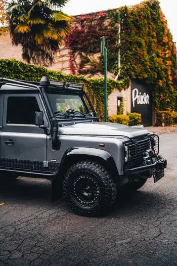 Land Rover Defender 2011 photo 2