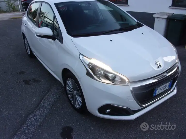 Peugeot 208 2018 photo 3