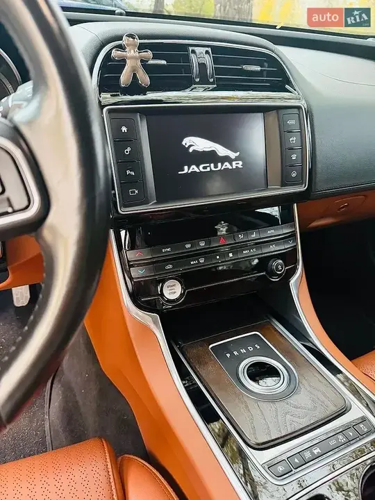 Jaguar Xe 2015 photo 5