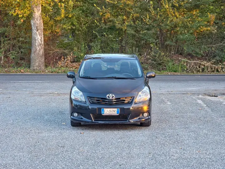 Toyota Verso 2011 photo 2
