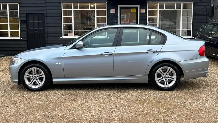 BMW 3 Series 2011 photo 2