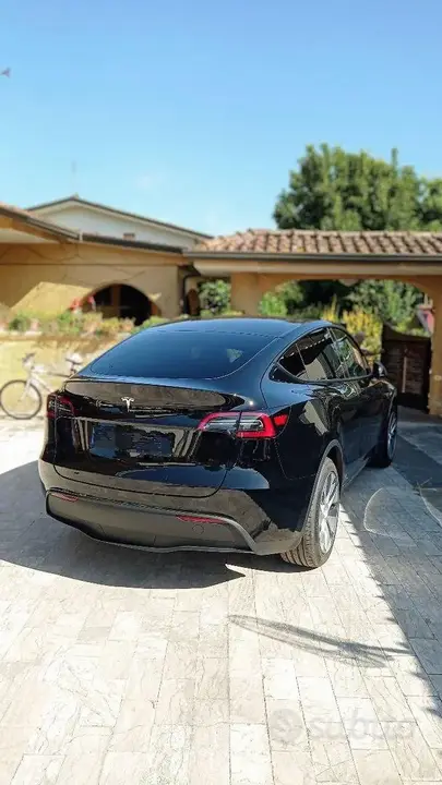 Tesla Model Y 2023 photo 2