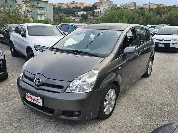 Toyota Corolla Verso 2005 photo 2