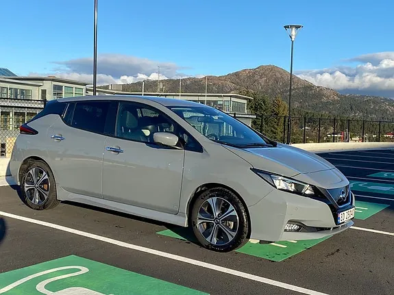 Nissan Leaf 2021 photo 2