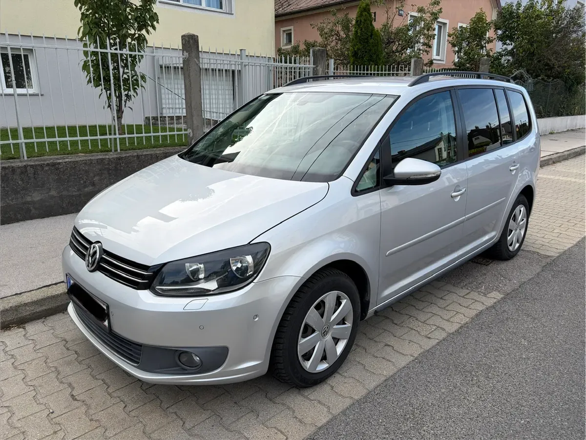 Volkswagen Touran 2012 photo 2