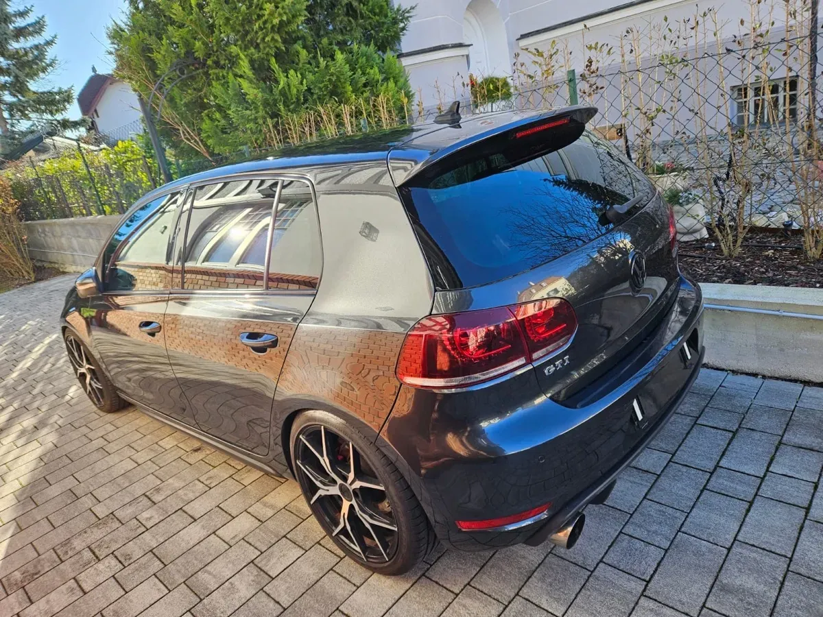 Volkswagen Golf 2010 photo 2