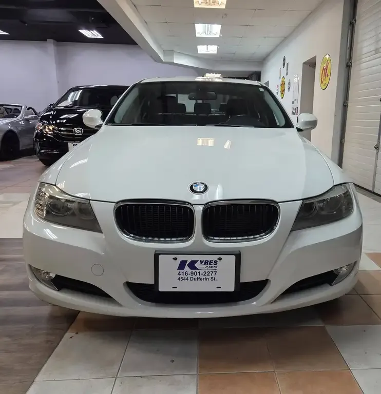 BMW 3 Series 2011 photo 2