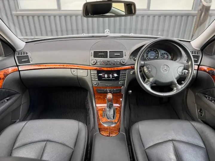 Mercedes-Benz E-Class 2004 photo 2