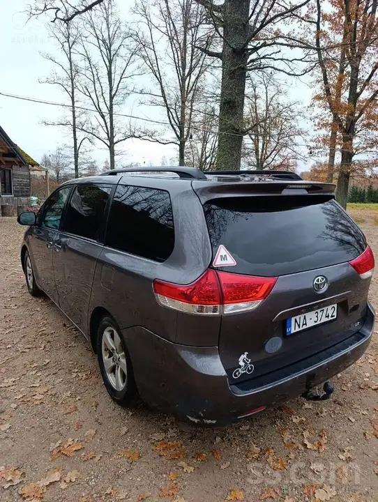 Toyota Sienna 2011 photo 5