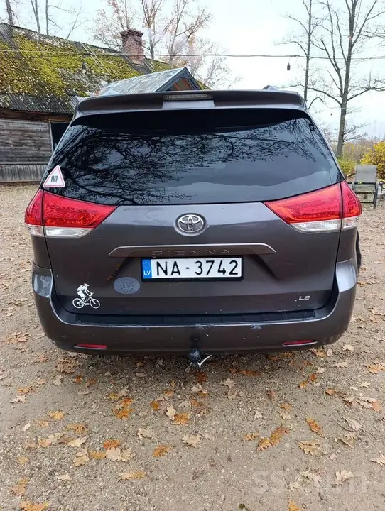 Toyota Sienna 2011 photo 4