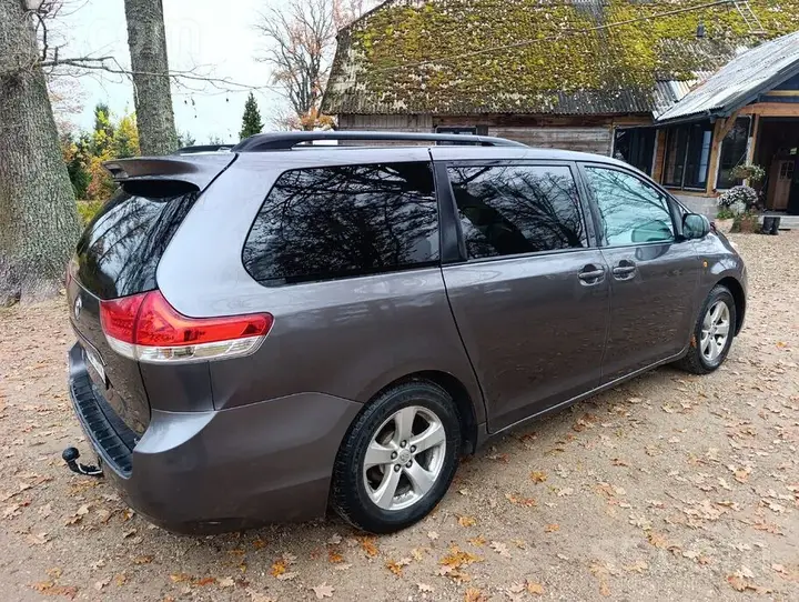 Toyota Sienna 2011 photo 3