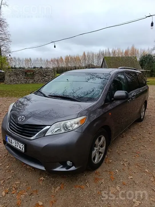 Toyota Sienna 2011 photo 2