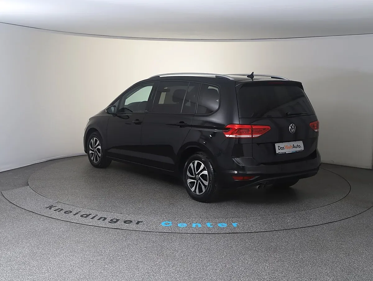 Volkswagen Touran 2022 photo 2