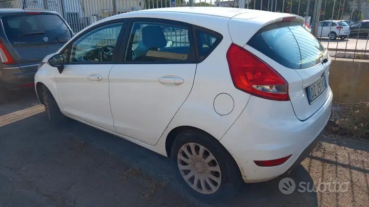 Ford Fiesta 2010 photo 2
