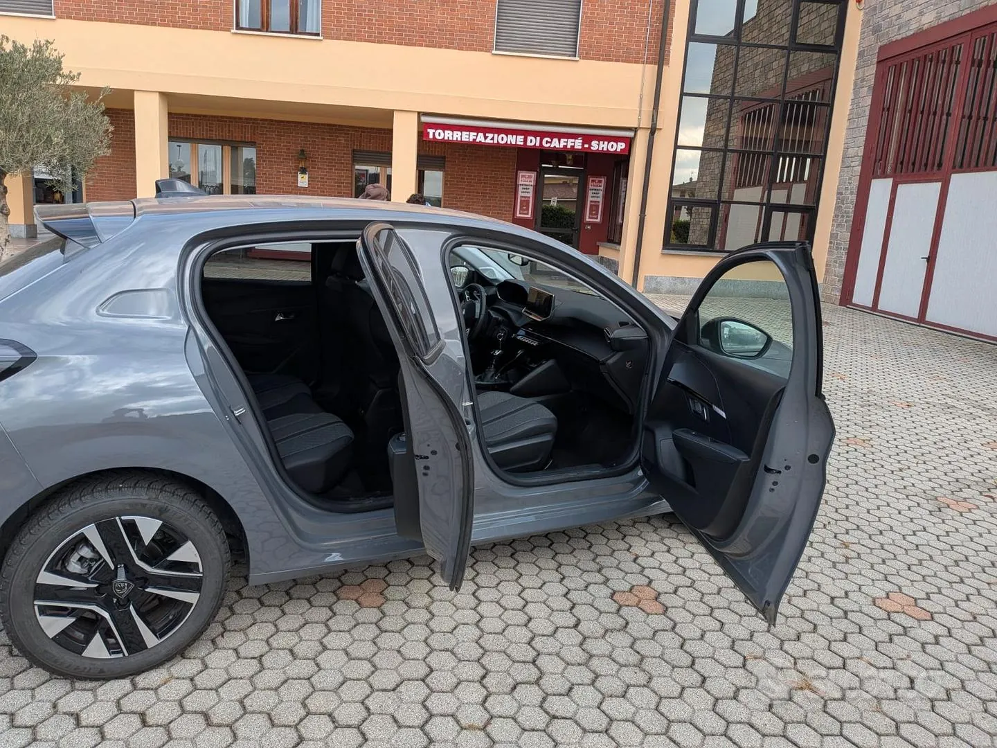 Peugeot 208 2024 photo 3
