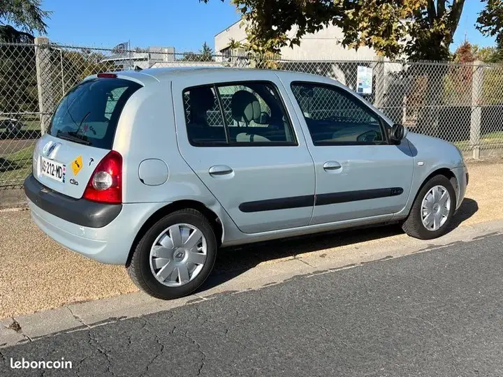 Renault Clio 2004 photo 2