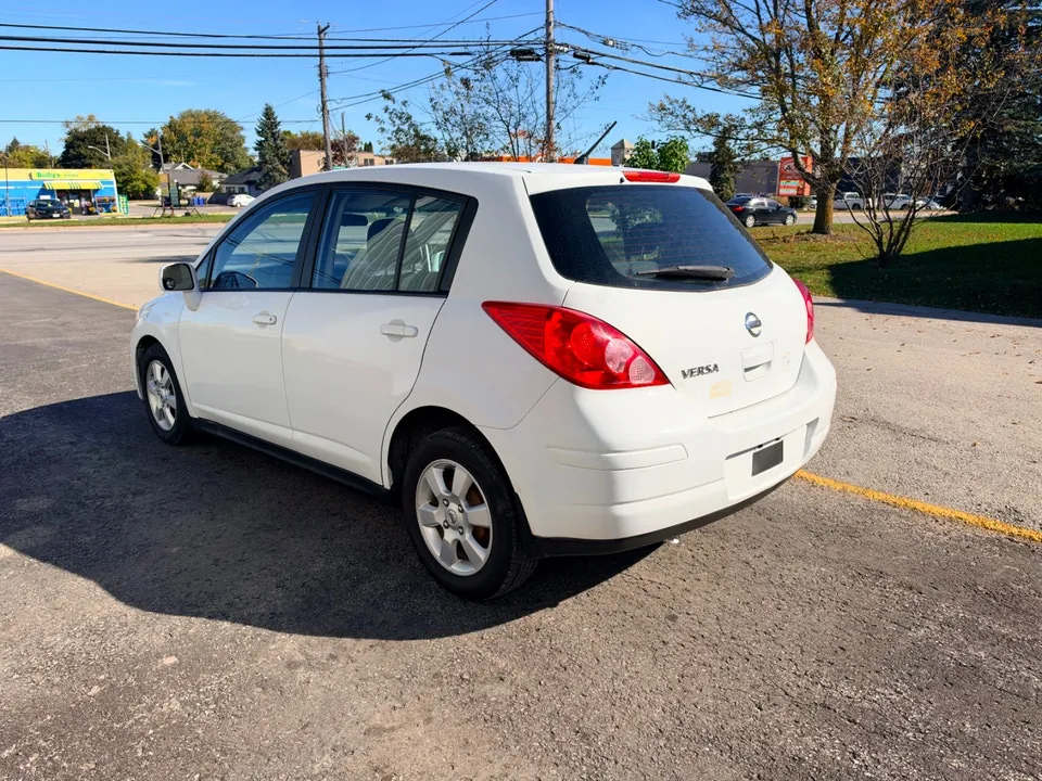 Nissan Versa 2010 photo 5