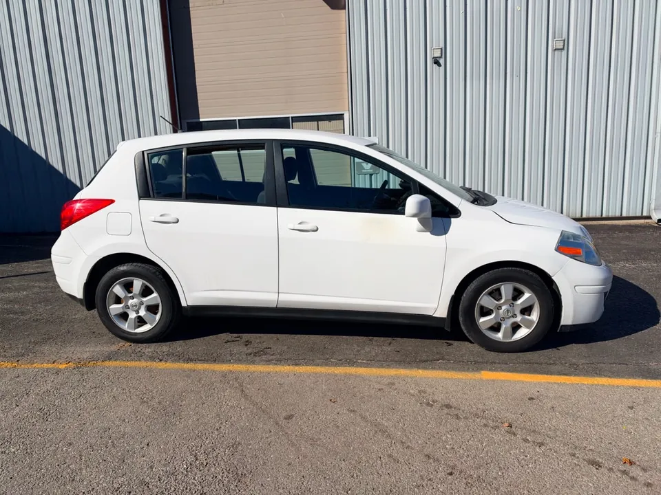 Nissan Versa 2010 photo 2
