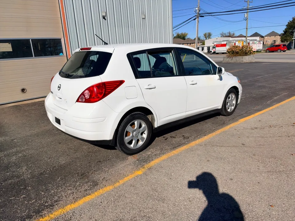 Nissan Versa 2010 photo 3