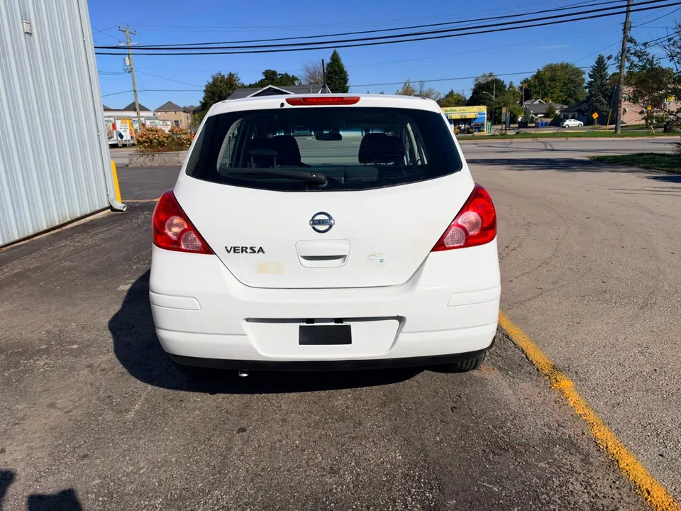 Nissan Versa 2010 photo 4