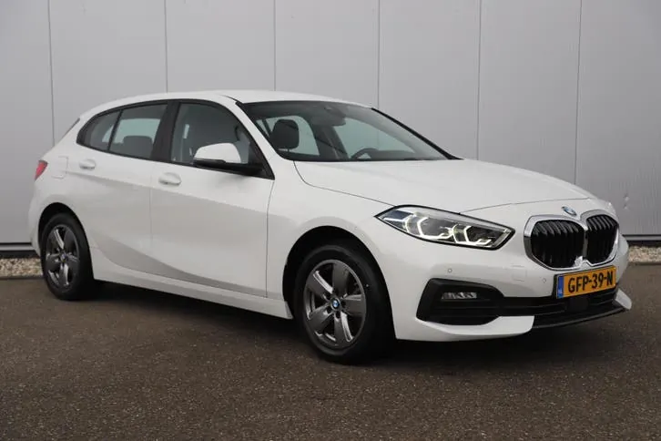 BMW 1 Series 2024 photo 3