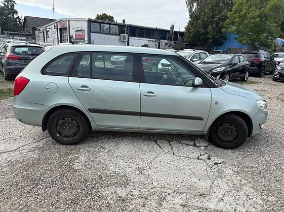 Skoda Fabia 2010 photo 4
